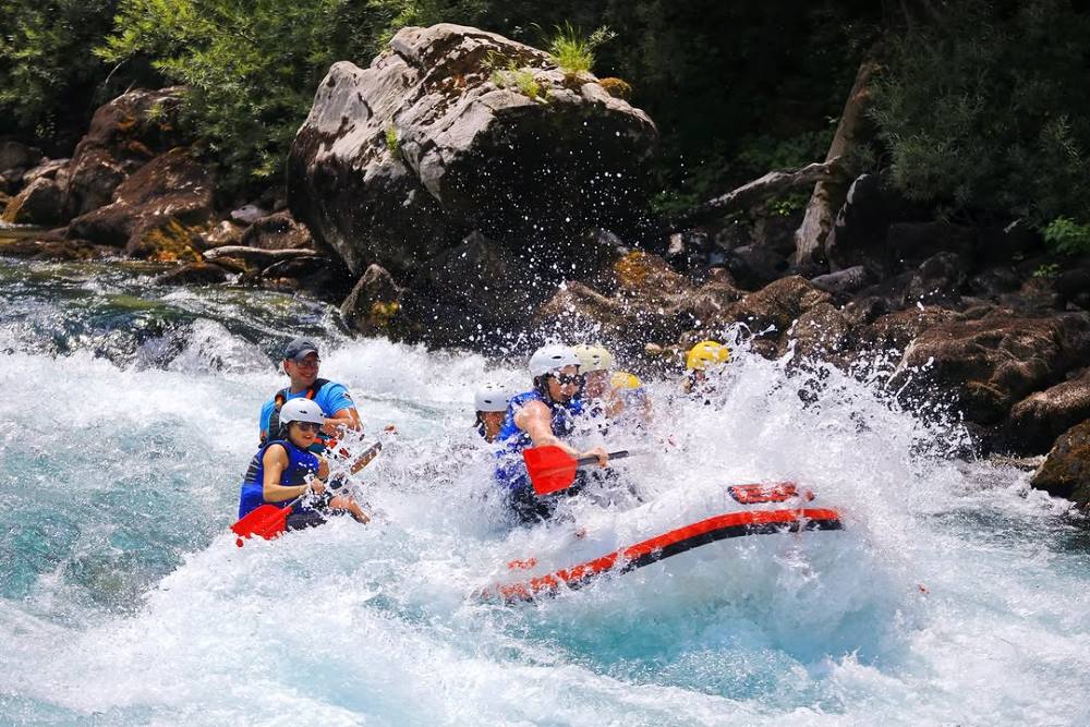 Ako ti šef ne da slobodno, povedi i njega na rafting na Tari