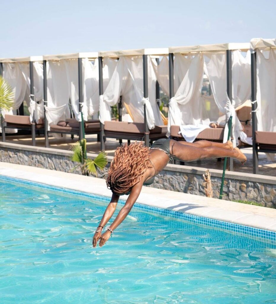 Sunny Days u hotelu Alexander Resort na Kosmaju – otvoreni bazeni i pogled koji briše sve brige