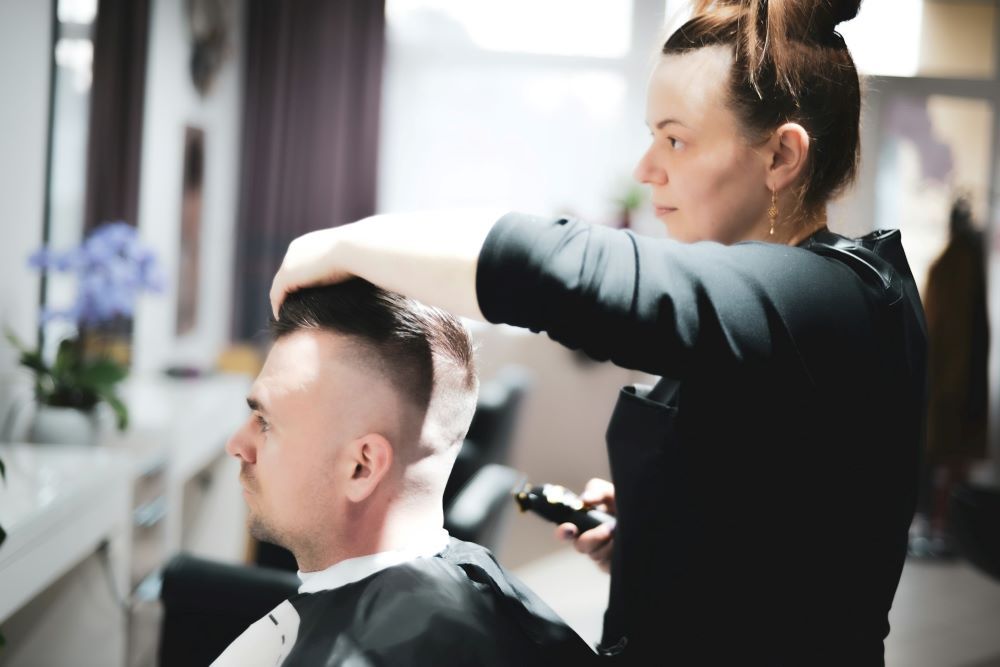 Kurs za frizera cena - Investicija koja menja život