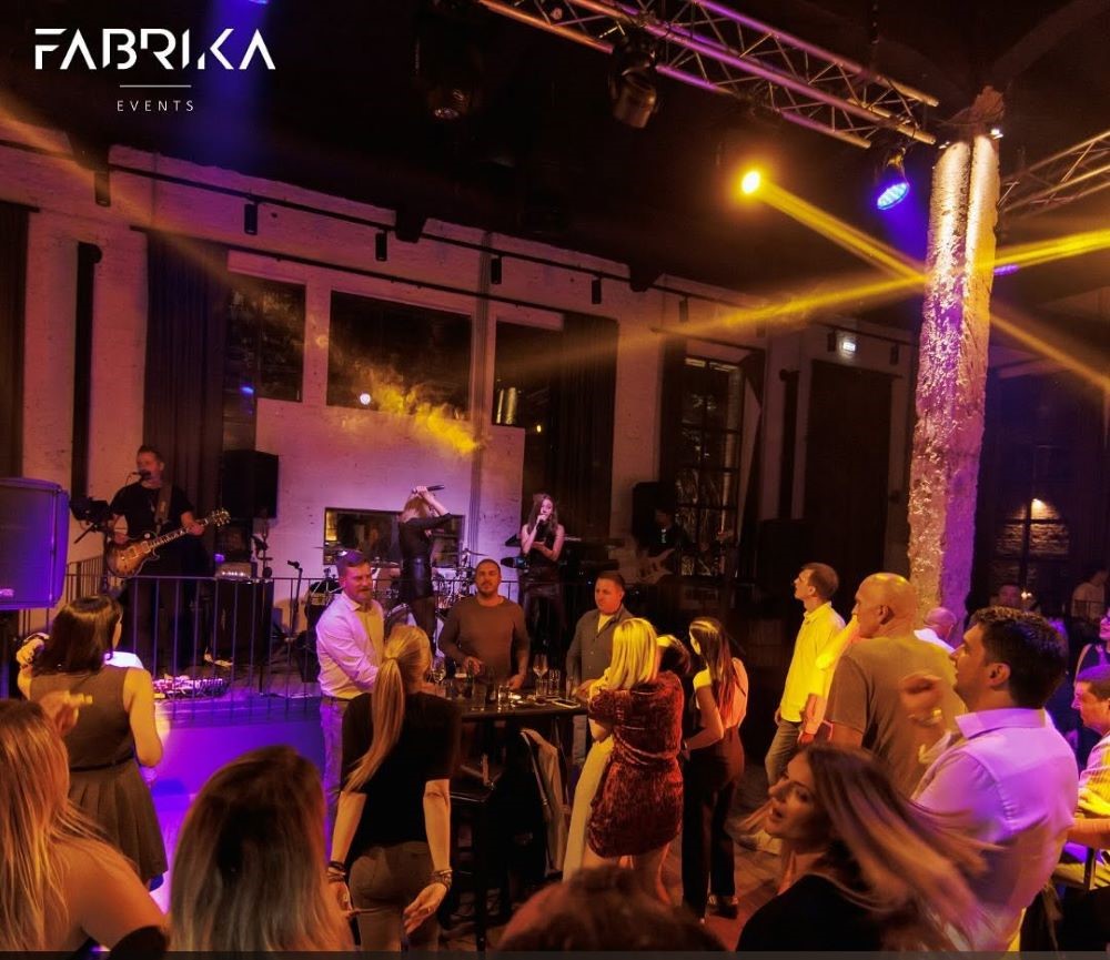 Novogodišnja korporativna proslava u industrijskom stilu - luksuzna atmosfera u srcu Beograda