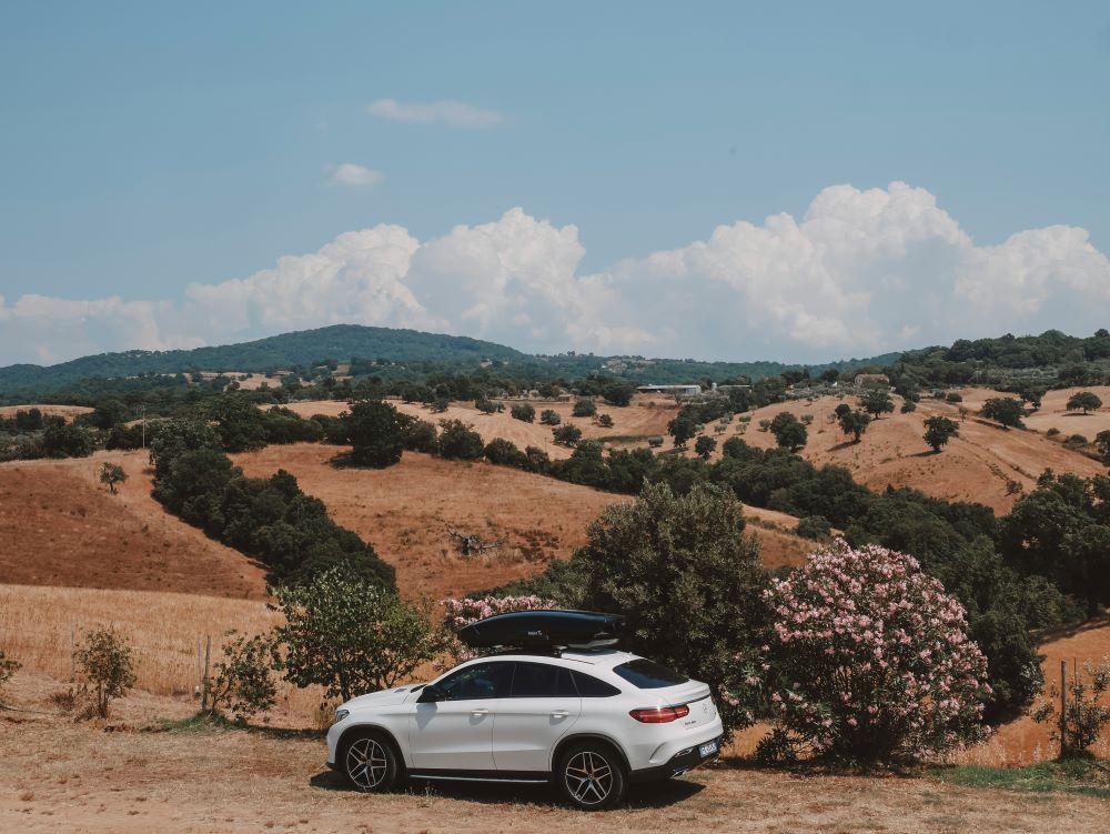 Krovni koferi iznajmljivanje i avanturistički duh – savršena kombinacija