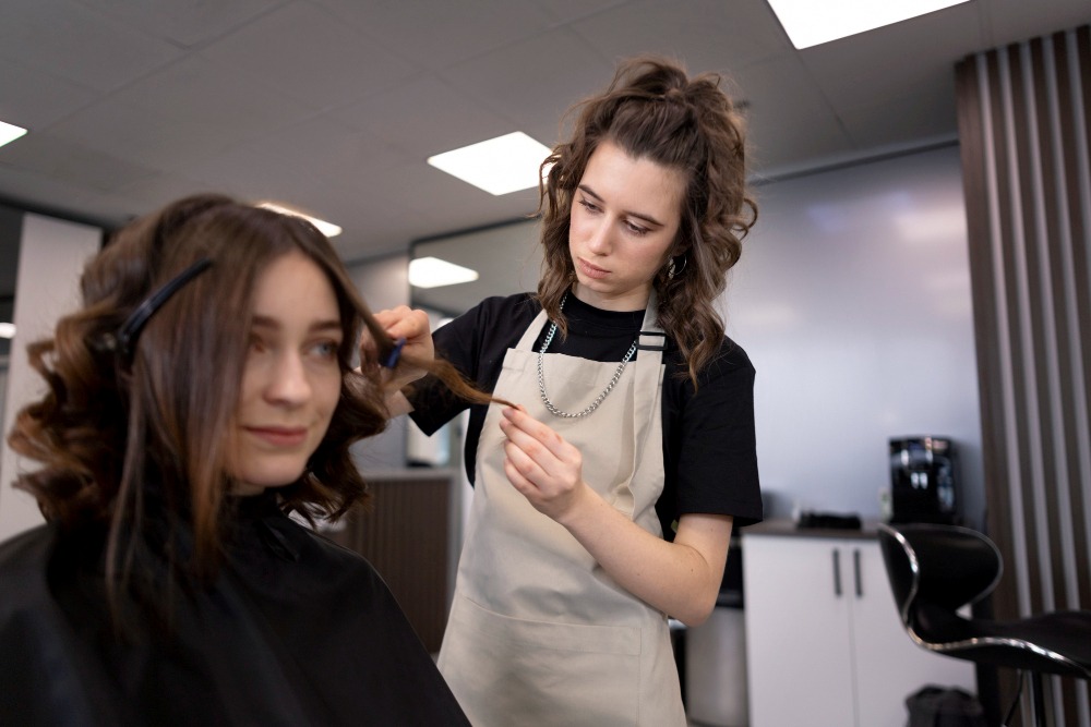 Kurs za frizera – da li je bolji individualni, ubrzani ili višemesečni program?
