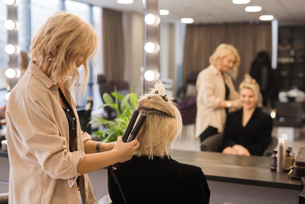 Kurs za frizera – da li je bolji individualni, ubrzani ili višemesečni program?